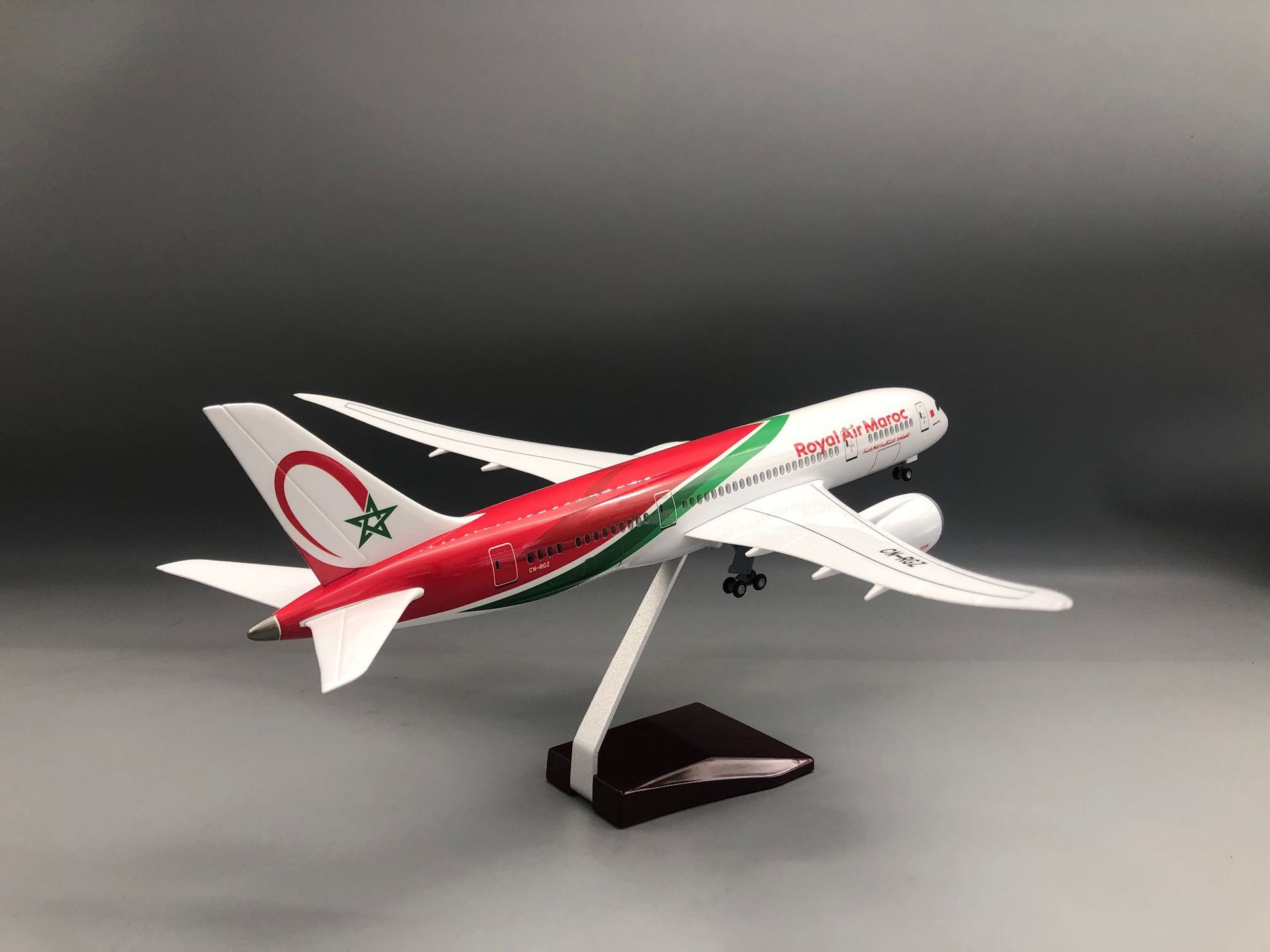 Modelo de Avión Royal Air Maro - Office Technologies reseña y precio