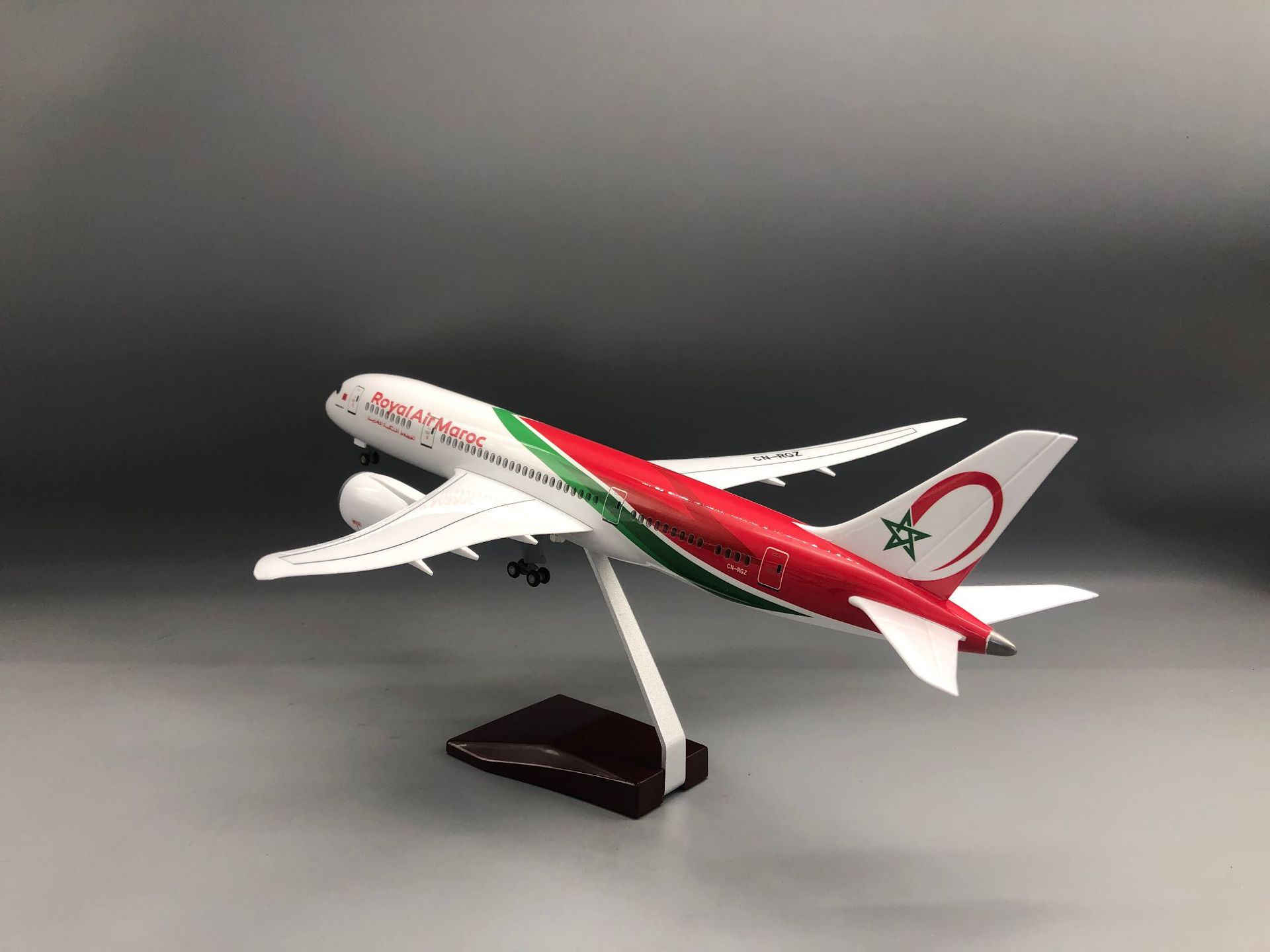 Modelo de Avión Royal Air Maro - Office Technologies reseña y precio